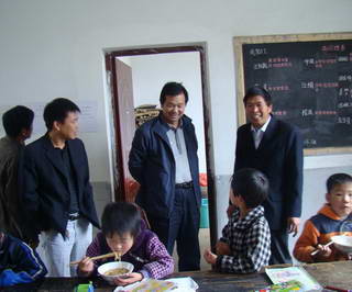 傅強深入青銅關(guān)鎮(zhèn)檢查校園安全和防汛工作