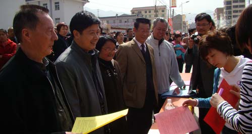 科技下鄉(xiāng)傳金送寶 數(shù)千群眾齊聚趕集