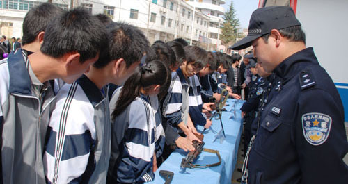 洛南城關(guān)派出所開展警營(yíng)開放日活動(dòng)