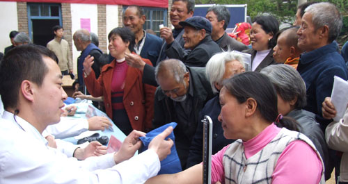 丹鳳政協(xié)組織進行大棚蔬菜栽培管理活動