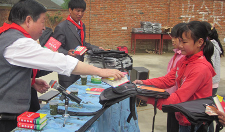 丹鳳慈善協(xié)會向桃花鋪小學(xué)兒童獻(xiàn)愛心