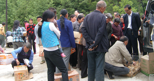 市婦幼保健院到桃岔河村進(jìn)行幫扶活動(dòng)