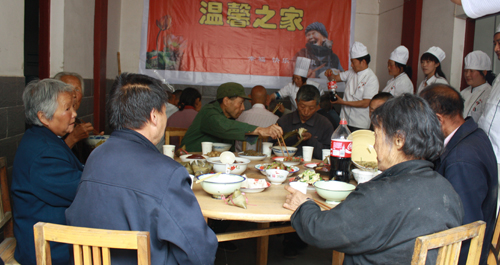 鎮(zhèn)安縣委宣傳部全體職工與敬老院的老人過端午節(jié)