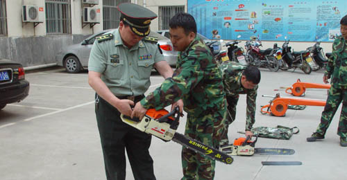 蘭州軍區(qū)在柞水縣進(jìn)行森林防火實(shí)戰(zhàn)演練