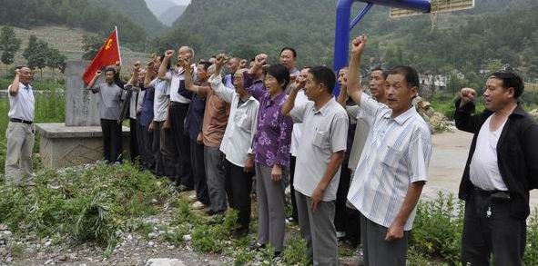 緬懷先烈重溫入黨誓詞 暢談幸福生活來之不易