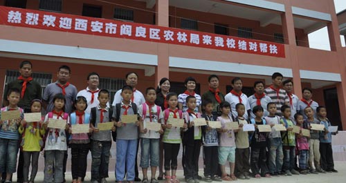 西安市閻良區(qū)農(nóng)林局到鎮(zhèn)安縣獻(xiàn)愛(ài)心