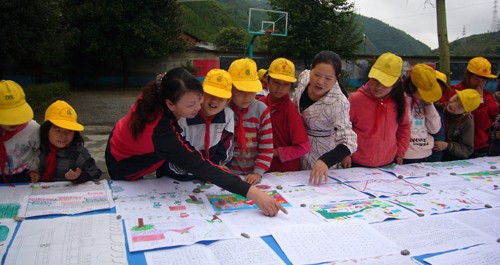 商南縣城關(guān)逸夫小學扎實開展道德實踐作品展評活動