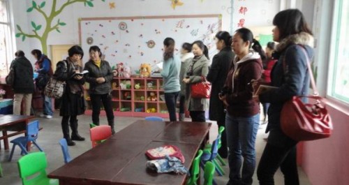 四軍醫(yī)大幼兒園來王澗幼兒園“攀親送禮”