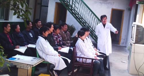 商南魏家臺組織鎮(zhèn)衛(wèi)生院醫(yī)生和所有村醫(yī)進(jìn)行培訓(xùn)