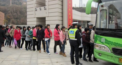 柞水交警調(diào)集12輛公交車(chē)護(hù)送1800多名學(xué)生回家