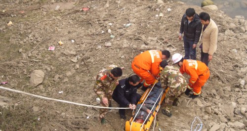 公安消防合力施救墜橋青年