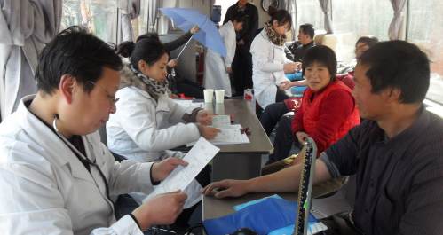 景村中學(xué)組織教師  無(wú)償獻(xiàn)血喜迎元旦