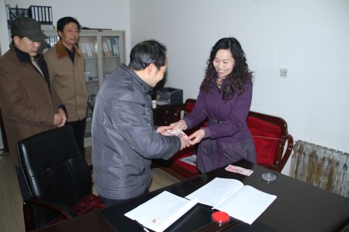 柞水計(jì)生局工會(huì)與縣工會(huì)聯(lián)手開(kāi)展獻(xiàn)愛(ài)心活動(dòng)