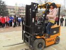 叉車開進(jìn)校   面對(duì)面執(zhí)教