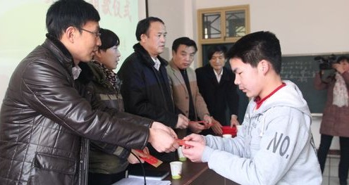 香港慈善基金會愛心捐助商南高中貧困生