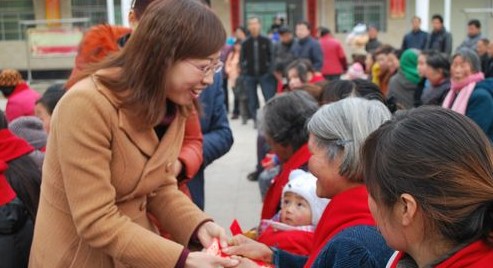 山陽(yáng)縣婦聯(lián)為中村鎮(zhèn)40位貧困母親送去慰問金