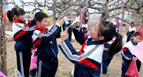 洛南縣小學(xué)生們?yōu)樾鋻鞇坌目?>
        <div   id=