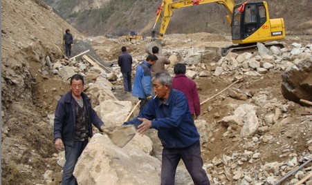 色河鎮(zhèn)組織群眾加固河堤提高農(nóng)業(yè)生產(chǎn)能力