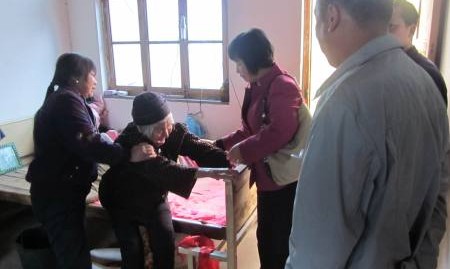 丹鳳縣委老干局幫扶困難老人