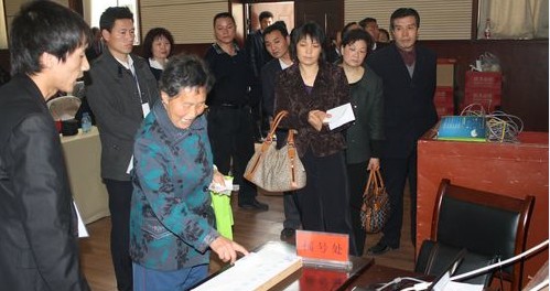 商南縣申請(qǐng)東畈小區(qū)廉租房現(xiàn)場搖號(hào)