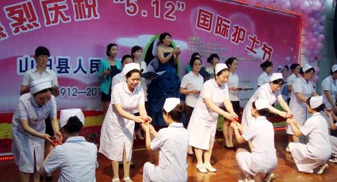 山陽縣人民醫(yī)院新護(hù)士為自己神圣的職責(zé)進(jìn)行莊嚴(yán)宣誓