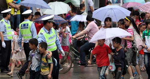 鎮(zhèn)安縣交警冒雨護(hù)送學(xué)生