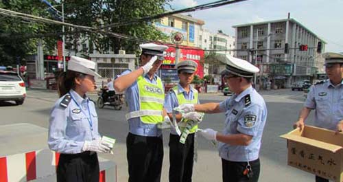 商州交警大隊(duì)領(lǐng)導(dǎo)送防暑藥品