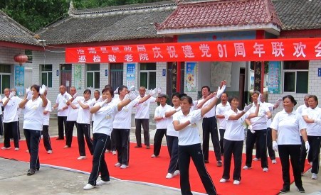 洛南縣民政局和敬老院老人共慶黨的生日