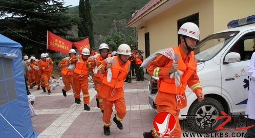 商州區(qū)在南秦水庫舉行了大規(guī)模防汛搶險(xiǎn)演練