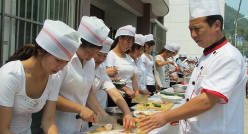 山陽縣扶貧局為農(nóng)村婦女培訓(xùn)農(nóng)家樂廚藝