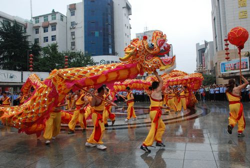洛南縣邀請(qǐng)重慶銅梁龍舞隊(duì)進(jìn)行舞龍表演