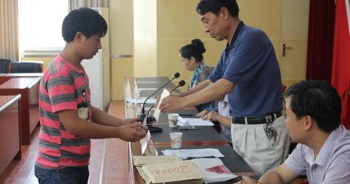 山陽縣愛心企業(yè)家向貧困大學(xué)生奉獻愛心