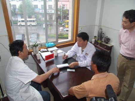 “僑愛工程—送溫暖醫(yī)療隊”在商南開展義診活動