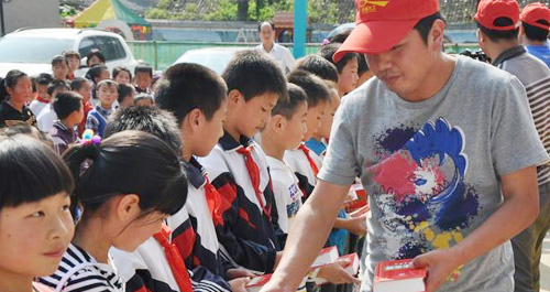 “愛心字典，點(diǎn)亮人生”捐贈(zèng)活動(dòng)進(jìn)巡檢鎮(zhèn)中心小學(xué)