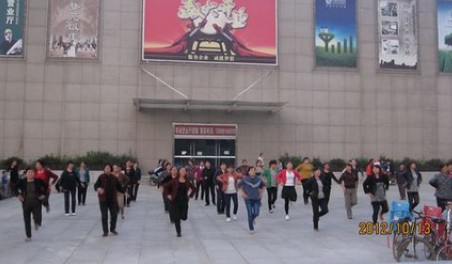 商州區(qū)村民自發(fā)組織跳起廣場舞