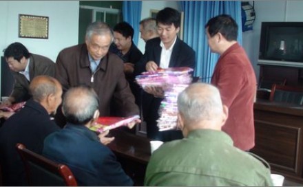商南縣慈善協(xié)會(huì)向老年朋友贈(zèng)送慰問金