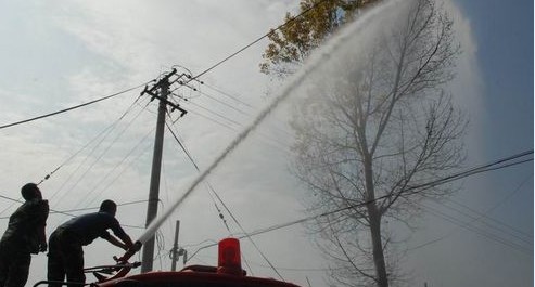 消防隊(duì)為楊村中學(xué)清除馬蜂窩