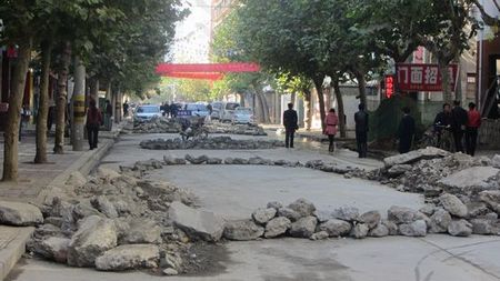 洛南對城區(qū)破損街道路面進(jìn)行修補(bǔ)