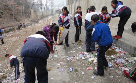 商南逸夫小學(xué)開(kāi)展“創(chuàng)國(guó)衛(wèi)我們?cè)谛袆?dòng)”實(shí)踐活動(dòng)