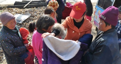 洛南志愿者發(fā)起“這個冬天不冷”衣物捐贈公益活動