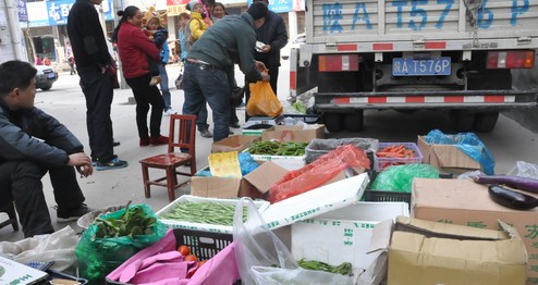 柞水鼓勵流動蔬菜車進小區(qū)