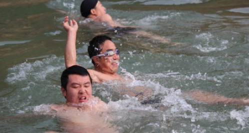 洛南自行車協(xié)會舉辦第四屆冬泳活動