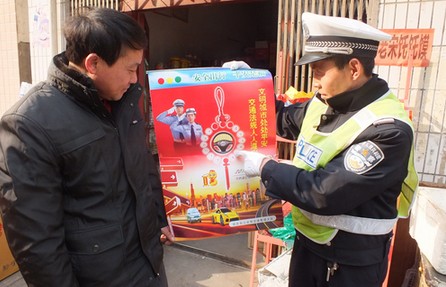 鎮(zhèn)安交警送掛歷促安全