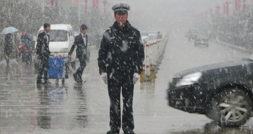 商州：交警冒雪疏導(dǎo)交通