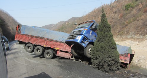 312丹鳳鐵峪鋪段發(fā)生多車連撞