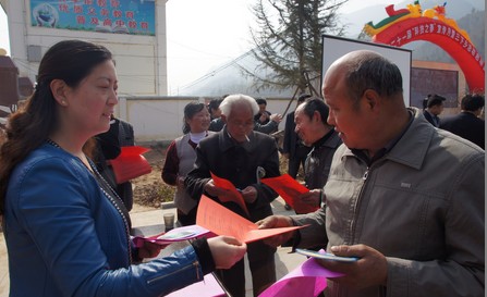 商南遠(yuǎn)教辦向群眾發(fā)放知識(shí)影像光盤