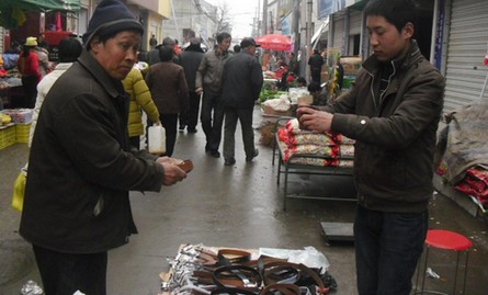 丹鳳：賣皮帶的大學(xué)生