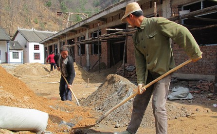 丹鳳：龍骨巖村移民戶建房忙