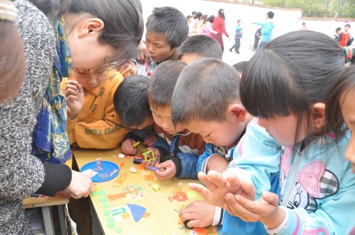 柞水志愿者為留守兒童獻(xiàn)愛心