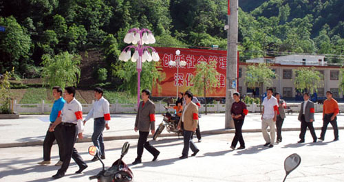 商南十里坪鎮(zhèn)組建“紅袖章”聯(lián)防隊